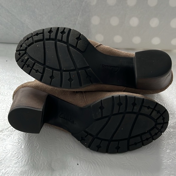 Clacks Taupe Pause Camelia Suede Ankle Boots Side Zip 8M - Picture 5 of 10